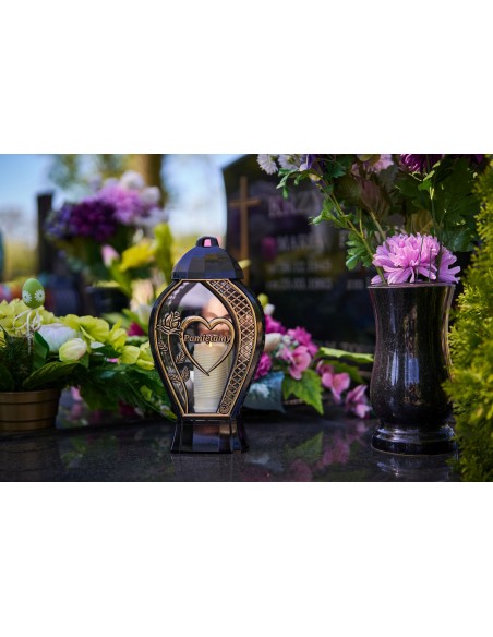 Kaplnková sviečka GLAMOUR Veľká váza so srdcom „pamätáme si“ strieborná